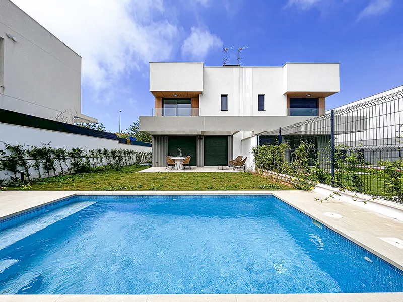 New modern villa in a prestigious area in Puig de Ros Mas — photo 1