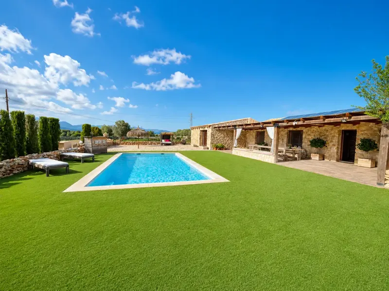 Descubra el esplendor de esta exclusiva propiedad situada en el corazón de Llubí, una auténtica joya que combina elegancia, comodidad y un e — photo 9