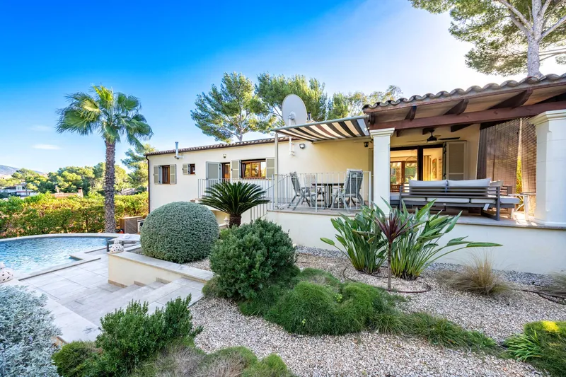 Charming villa with garden and pool in a sought-after location — photo 1