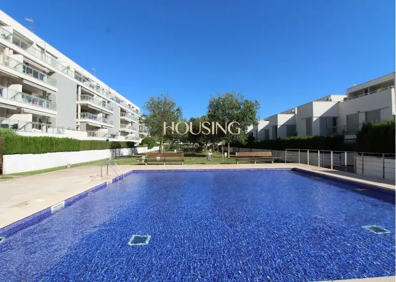 PLANTA BAJA CON TERRAZA Y JARDIN EN RESIDENCIAL CON PISCINAS — photo 2