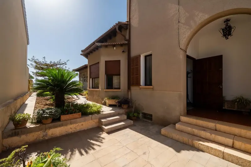 In the Els Molins area, in Inca, we present this unique detached house on a plot of 546.94 m2 according to the Land Registry, with amp — photo 2