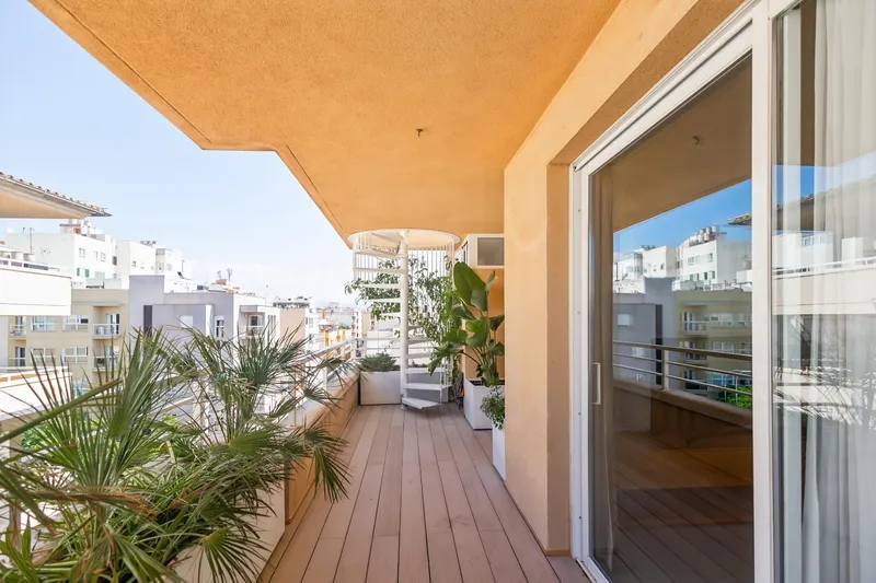 Reformed penthouse with private terrace of 105 m², parking and storage room in Palma — photo 1