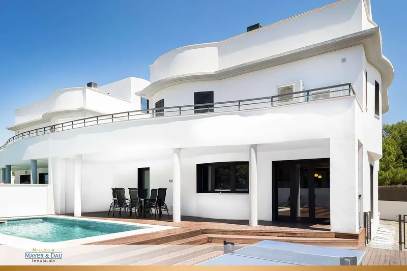 In a highly sought-after location in Can Pastilla, just steps from the sea, two identical semi-detached houses are for sale, each for €1,600,000, both — photo 1