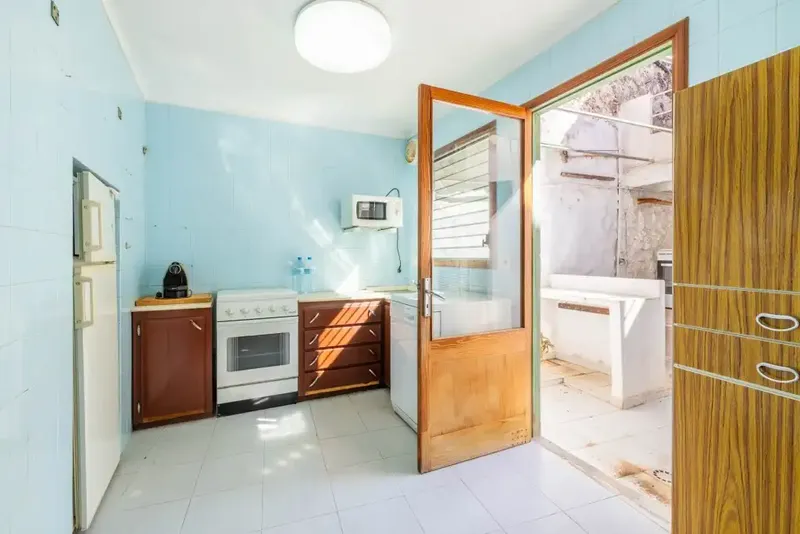 Traditional townhouse with authentic character for sale in the heart of the old town of Pollensa, a short distance from — photo 4