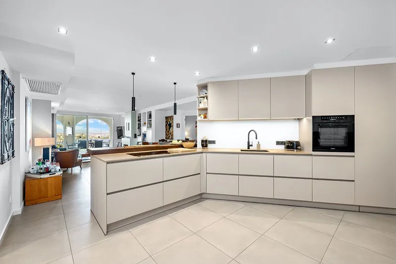 Stylish penthouse with fantastic sea views in Bendinat — photo 12