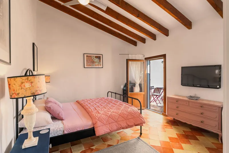 Charming house with sunny patio and holiday rental licence — photo 6