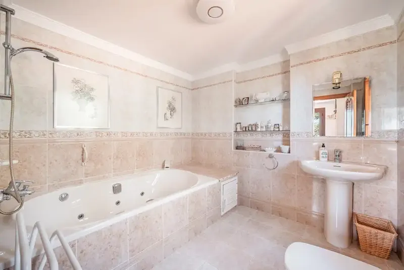 Located on a plot of 10,775 m² carefully landscaped, this exceptional south-facing country villa offers privacy, character — photo 11
