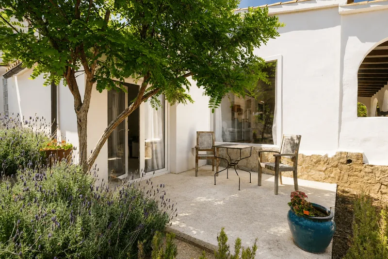 Only 400 meters to the sea: Renovated chalet with 2 bedrooms, high-quality fitted kitchen and garden — photo 12