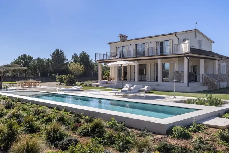 Welcome to your new dream villa! This luxurious detached residence impresses with its bright rooms and a spacious — photo 1