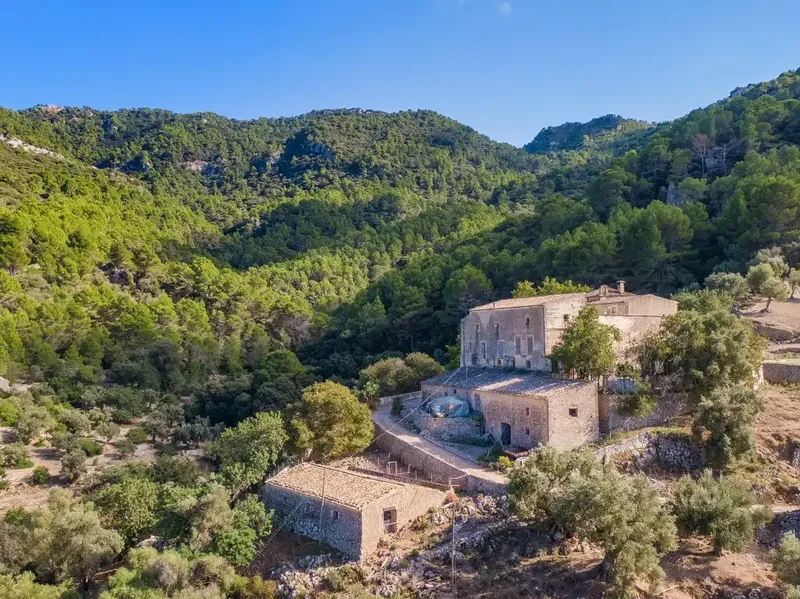 The impressive finca, for sale in Estellencs, occupies a privileged and elevated position within the Serra de Tramuntana. It occupies a huge — photo 11