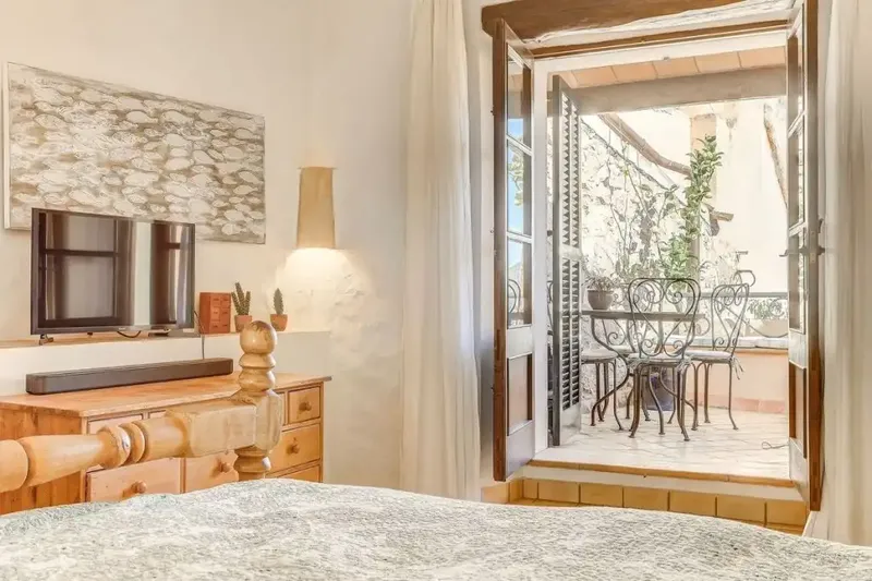 Located on a quiet side street, just steps from the famous Calvary and a few minutes from the main square, this charming house — photo 3
