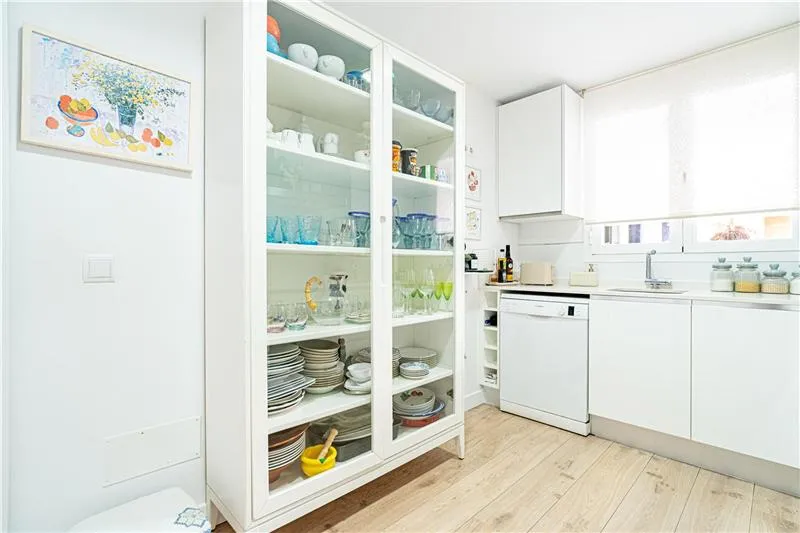 Exclusive semi-detached villa with a pool and garden on a lot of approximately 2,000 m² — photo 12