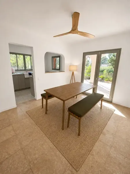 Disponible inmediatamente. Este precioso chalet de cuatro dormitorios, completamente renovado en 2026, combina el encanto de la arquitectura — photo 3