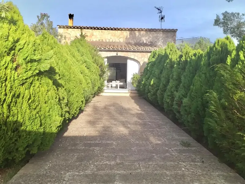 Preciosa villa de 186m2 construidos en un increíble terreno de 2.000m2. La finca se distribuye en un amplio salón comedor con chimenea con a — photo 3