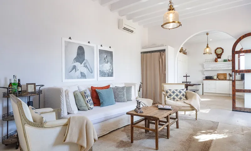 Seasonal rental: Renovated house with sea views for rent in Cala Major — photo 3