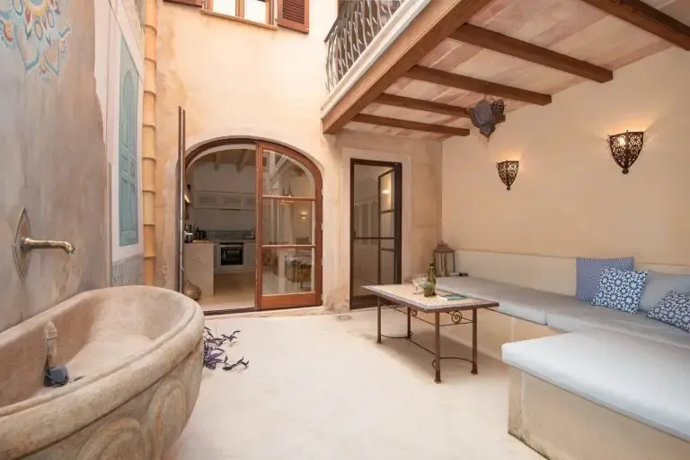 Elegant townhouse with roof terrace in the center of Santanyi — photo 1