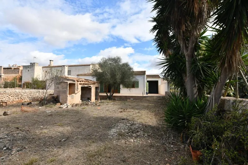 Town house with a large 600m2 patio and a lot of potential in Santanyi — photo 1