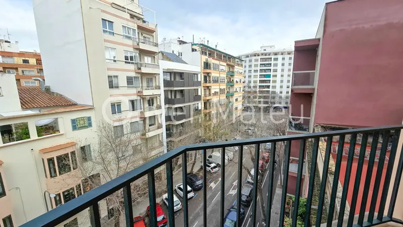 Fifth floor with elevator in Bons Aires area, just 10 minutes from the center. It has 105 m² usable with 4 bedrooms, three double — photo 9