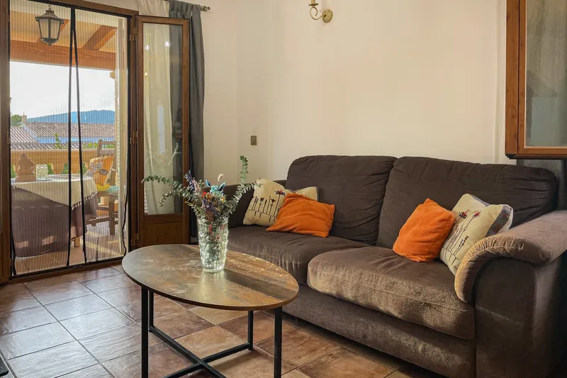 Spacious house with 4 bedrooms, patio, pool and separate apartment — photo 8