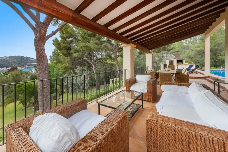This incredible villa enjoys a privileged location on an elevated and generous plot of around 6,411 m2, it is a pleasant — photo 3