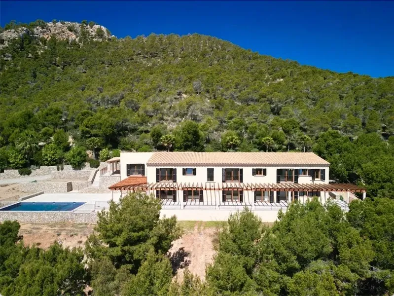Impressive Chalet with Views of the Port and Mountainous Surroundings — photo 1