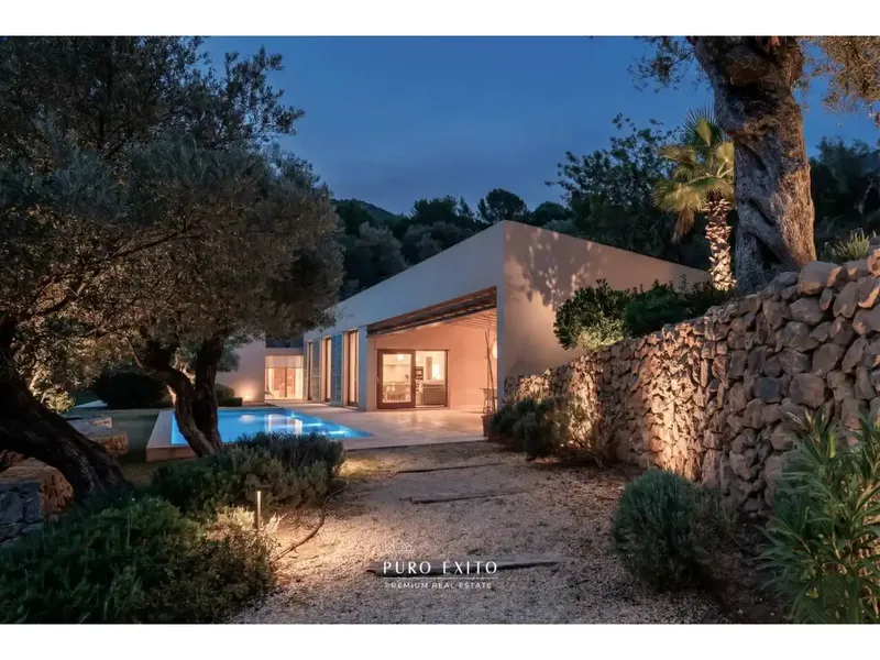Located in the heart of the Sierra de Tramuntana, a UNESCO World Heritage Site, this property offers an exceptional combination — photo 6