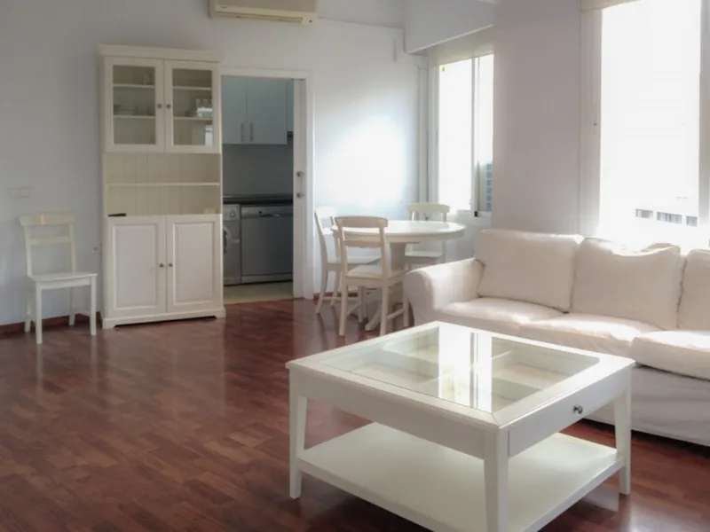 Spacious apartment for renovation with two bedrooms, two bathrooms, terrace, lift and parking in El Terreno — photo 3
