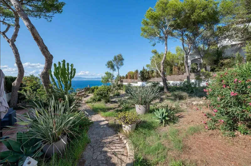 Frontline villa with vacation rental license in the south of Mallorca — photo 10