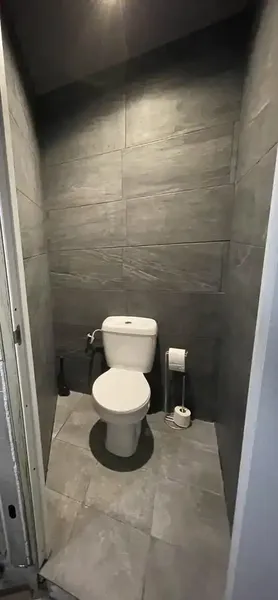 Espacio en sótano de dos plantas con terraza. Cuenta con licencia de bar en funcionamiento, pero actualmente se utiliza como estudio. Ideal  — photo 8