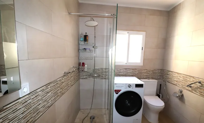 Magnificent apartment, completely renovated, corner unit, has 5 balconies, very central, near avenues, 6 bedrooms, furnished kitchen — photo 9