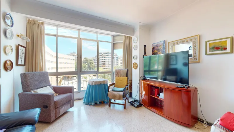 Bright three-bedroom apartment with study in the coveted Plaza Patines area — photo 11