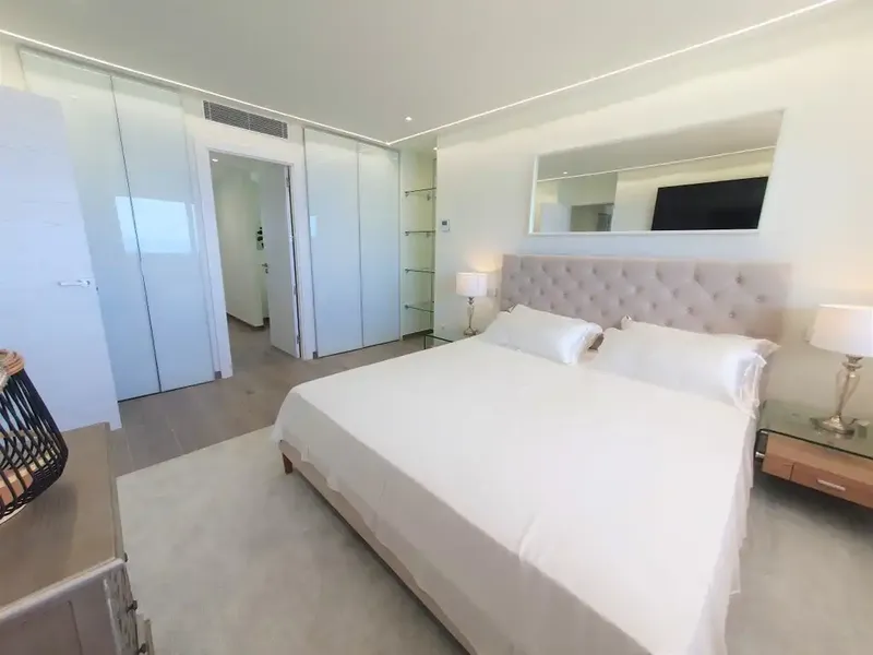 Ideally located in Cala Major, just minutes from the lively capital Palma, this magnificently renovated apartment offers — photo 7