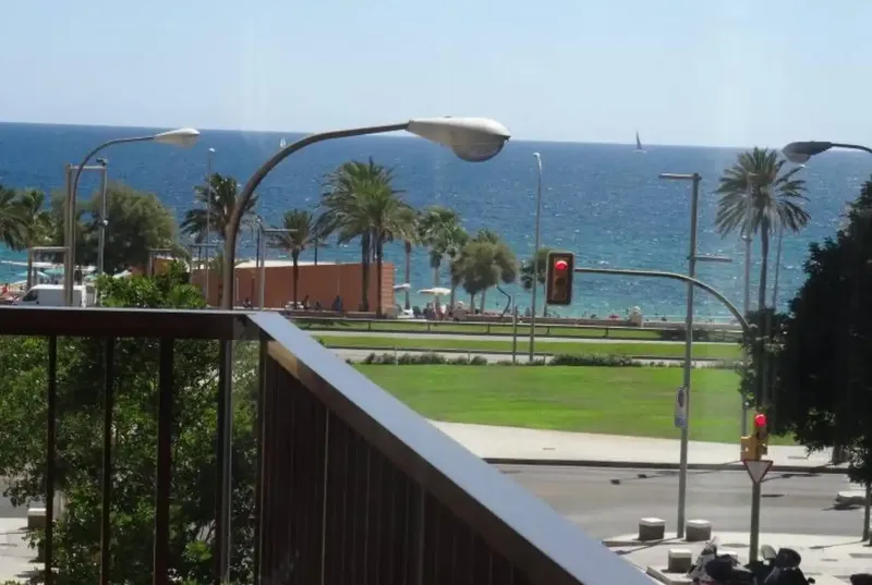 Piso con terraza en alquiler en Llevant — photo 1