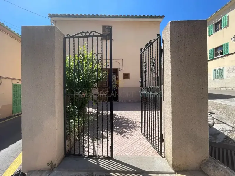 Located in the center of the charming village of Caimari, this two-story Mallorcan house offers character, space and many possibilities. — photo 1