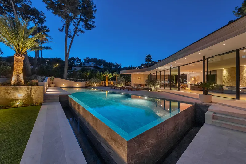 Exclusive designer villa with top equipment in a prime residential area — photo 3