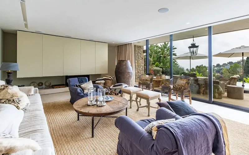 This elegant villa in Genova is located in a coveted area of Palma, a short drive from the city center, and impresses with — photo 4