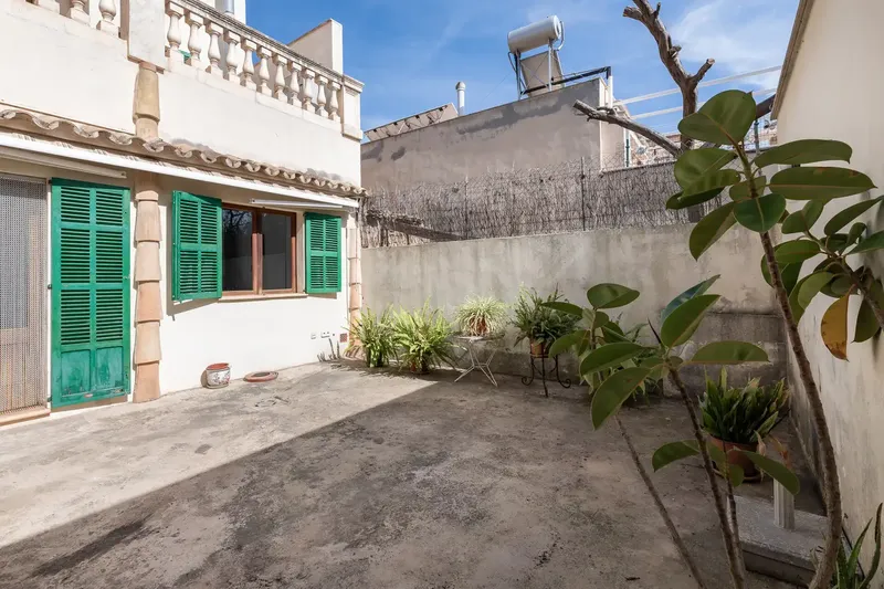 Authentic village house in the center of Andratx with patio, private parking and terraces. The house has Mallorcan windows and doors, beams — photo 4