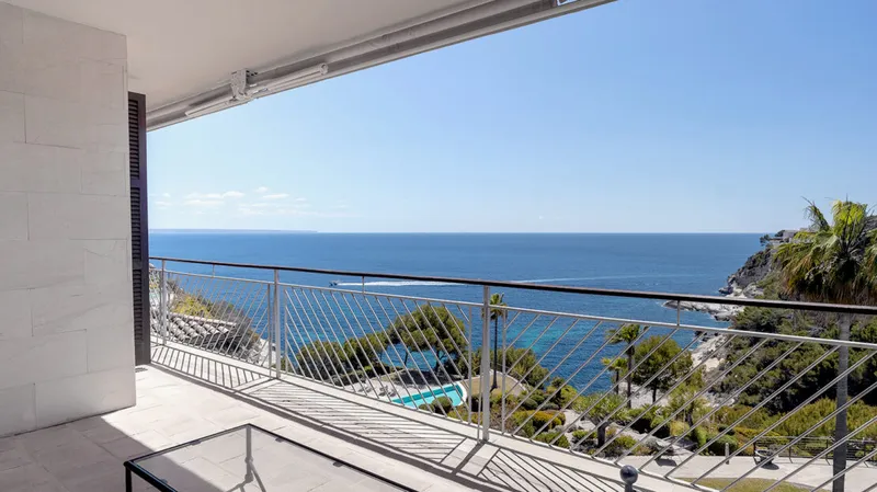 Superb and luxurious, south facing apartment in a first line waterfront community affording panoramic sea and coastal views in Sol de Mallorca – For Sale — photo 4