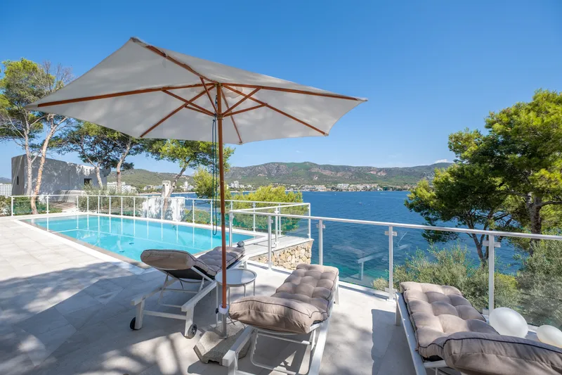 Fantastic Mediterranean villa for sale with large pool and private sea access — photo 1