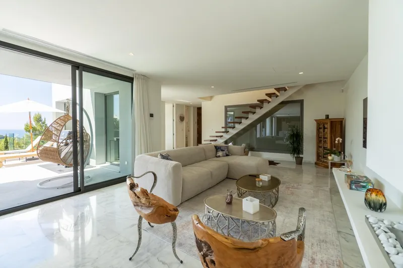 Contemporary-style villa — photo 8