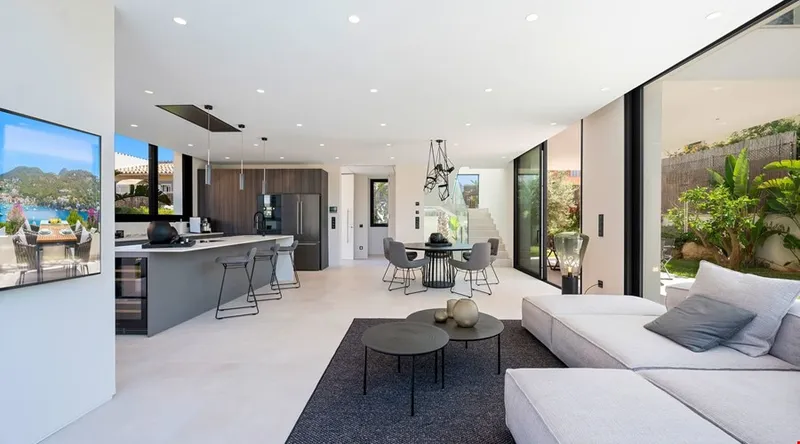 Sophisticated modern villa with harbour vistas for sale in Port Adriano — photo 4