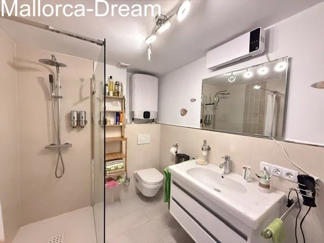 Cala Millor: Beautiful Seafront Apartment with Stunning Sea Views in Cala Millor — photo 10