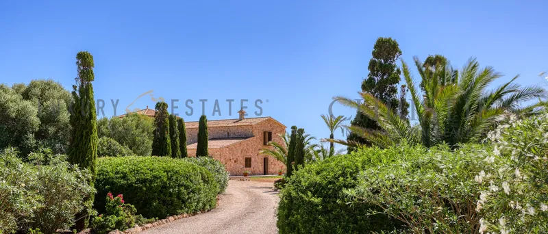 Unique finca-style villa in Porto Cristo on the beachfront set on a 50,000 m² lot — photo 4