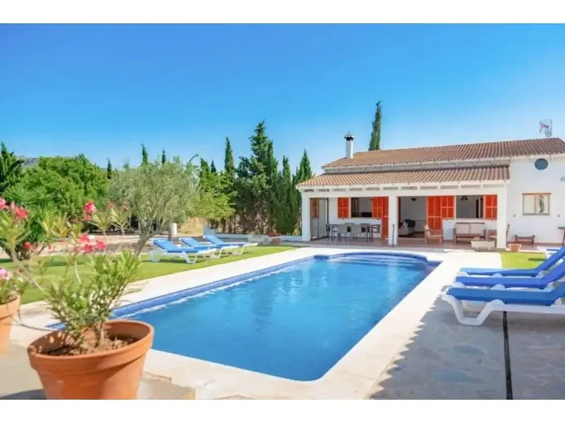 Total area 190 m², plot 17000 m², living area 190 m², 5 double bedrooms, 3 bathrooms, air conditioning (cold) — photo 1