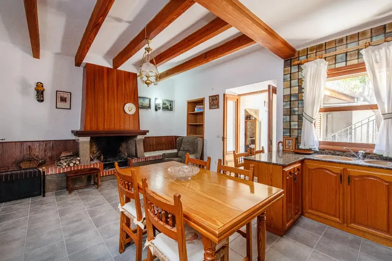 This unique village house is located in one of the most privileged locations of Biniamar, in the heart of the town and presiding — photo 9