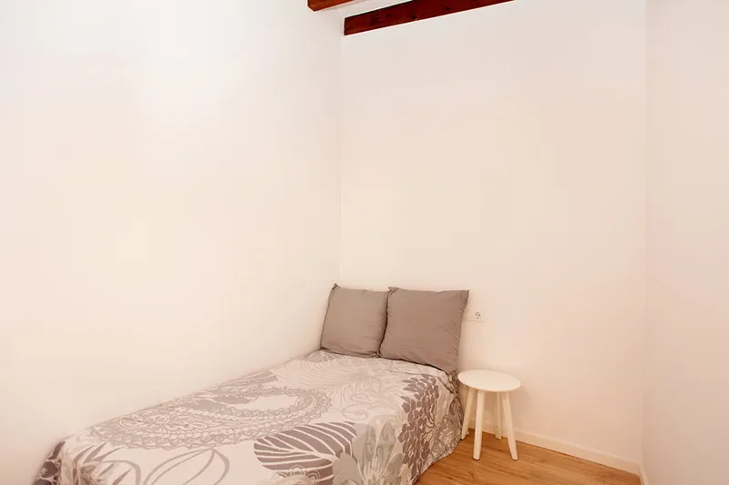 Lovely Renovated Two-Bedroom Penthouse next to the Market, with Nice Views and Outdoor Space — photo 12