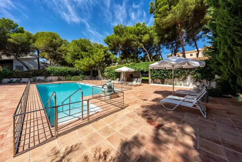 A paradise in the center of Cala Ratjada: This charming villa with large pool, pool house and private garden is located on a plot — photo 4