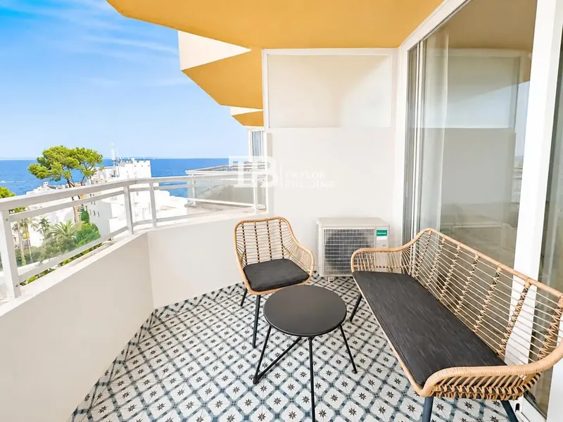 Taylor Building Real Estate sells this cozy renovated studio with sea views and balcony in Illetas, Calvià — photo 2