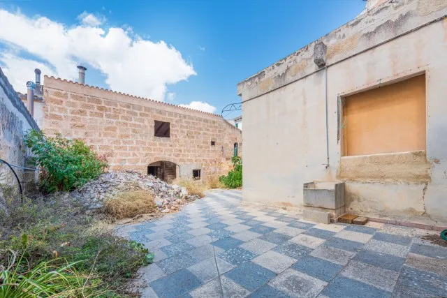 Charming town house with guest house for sale in Sa Pobla, Mallorca — photo 2