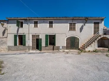 Townhouse for sale on Carrer de la Lluna — photo 1